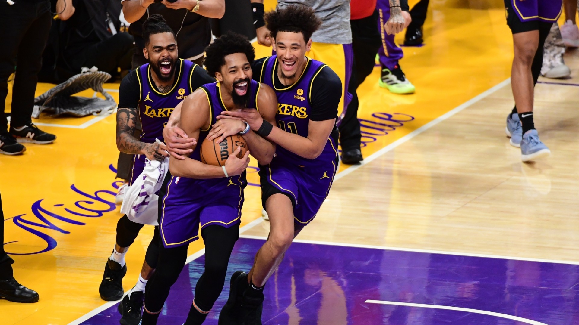 NBA为詹姆斯打造专属球衣补丁 意味深远引发退役猜测